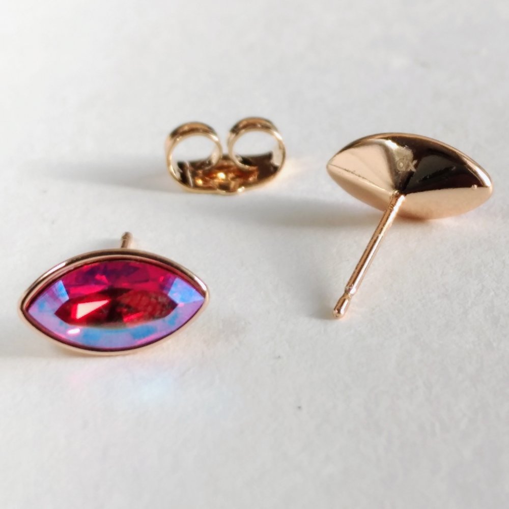 Cercei Xuping cu cristale Swarovski, formă de boabă, culoare roșu-albastru, efect camaleon, diametrul 6×11 mm, placare cu aur