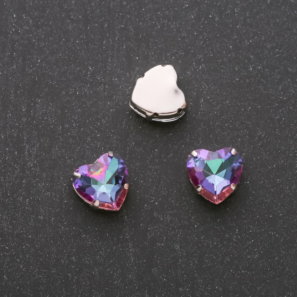 Preț per set /10 buc. Cristal cusut în formă de inimă 12 mm verde-vișiniu