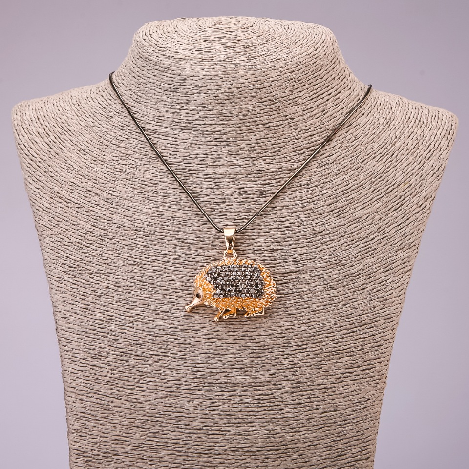 Pandantiv «Ariciul» cu strasuri negre pe lanț lung din metal «aur negru», diametrul 30x39 mm, lungimea 70 cm