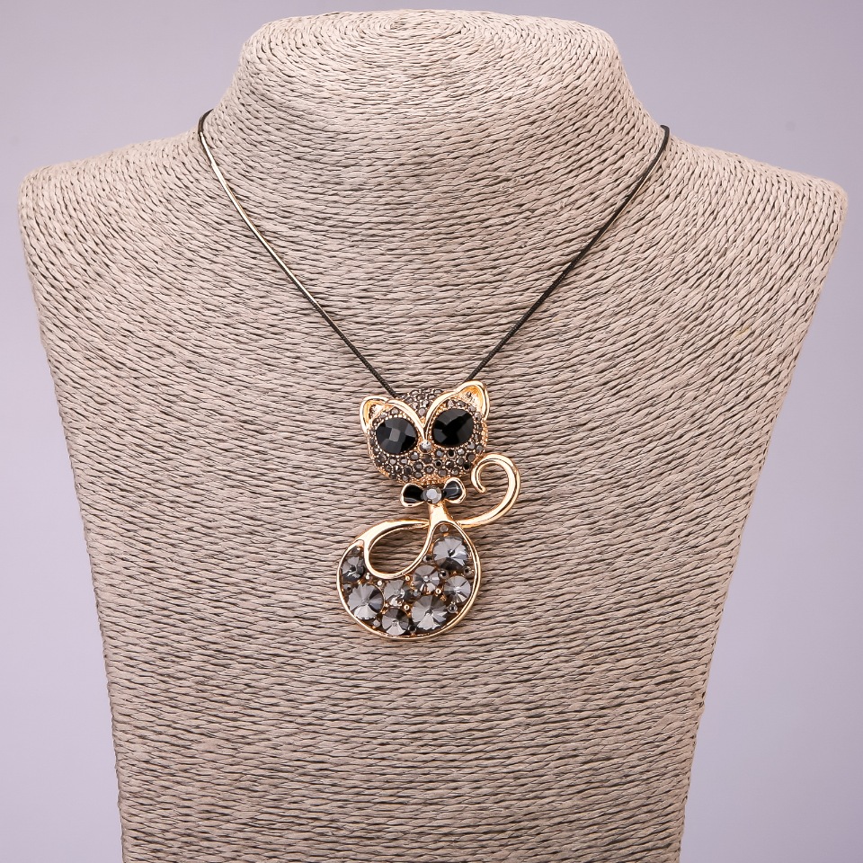 Pandantiv "Pisică" cu cristale gri pe lanț lung din metal "aur negru", diametrul 44×55 mm, lungime 70 cm