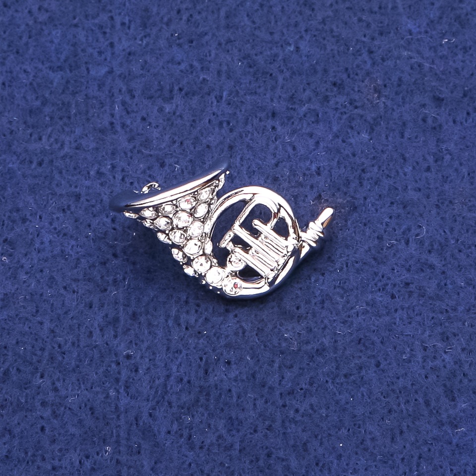 Broșă în formă de corn francez cu cristale, metal argintiu 16×27 mm