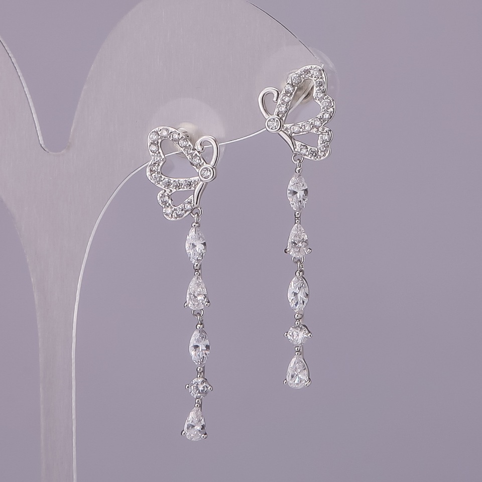 Cercei cu știft «Fluturii» cu cristale albe, metal argintiu, 11×40 mm