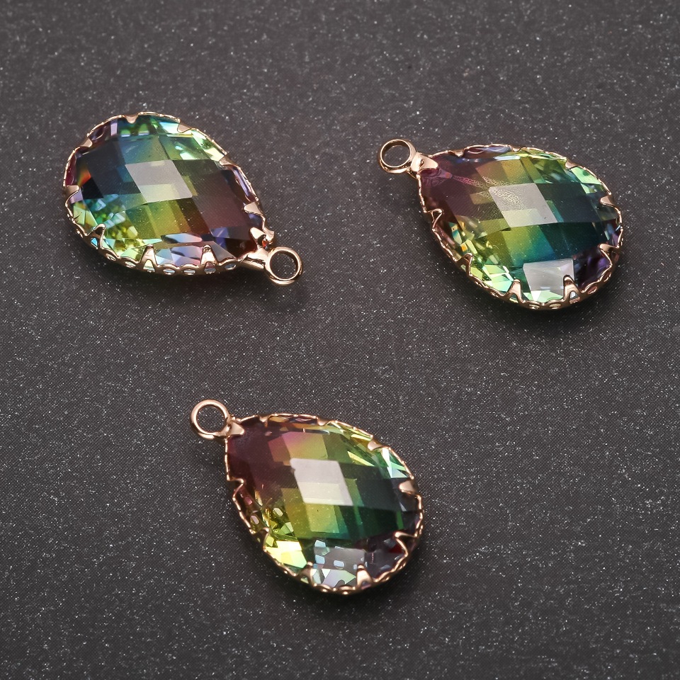 Pandantiv «Picătură» în nuanță curcubeu, ramă aurie 13×21 mm