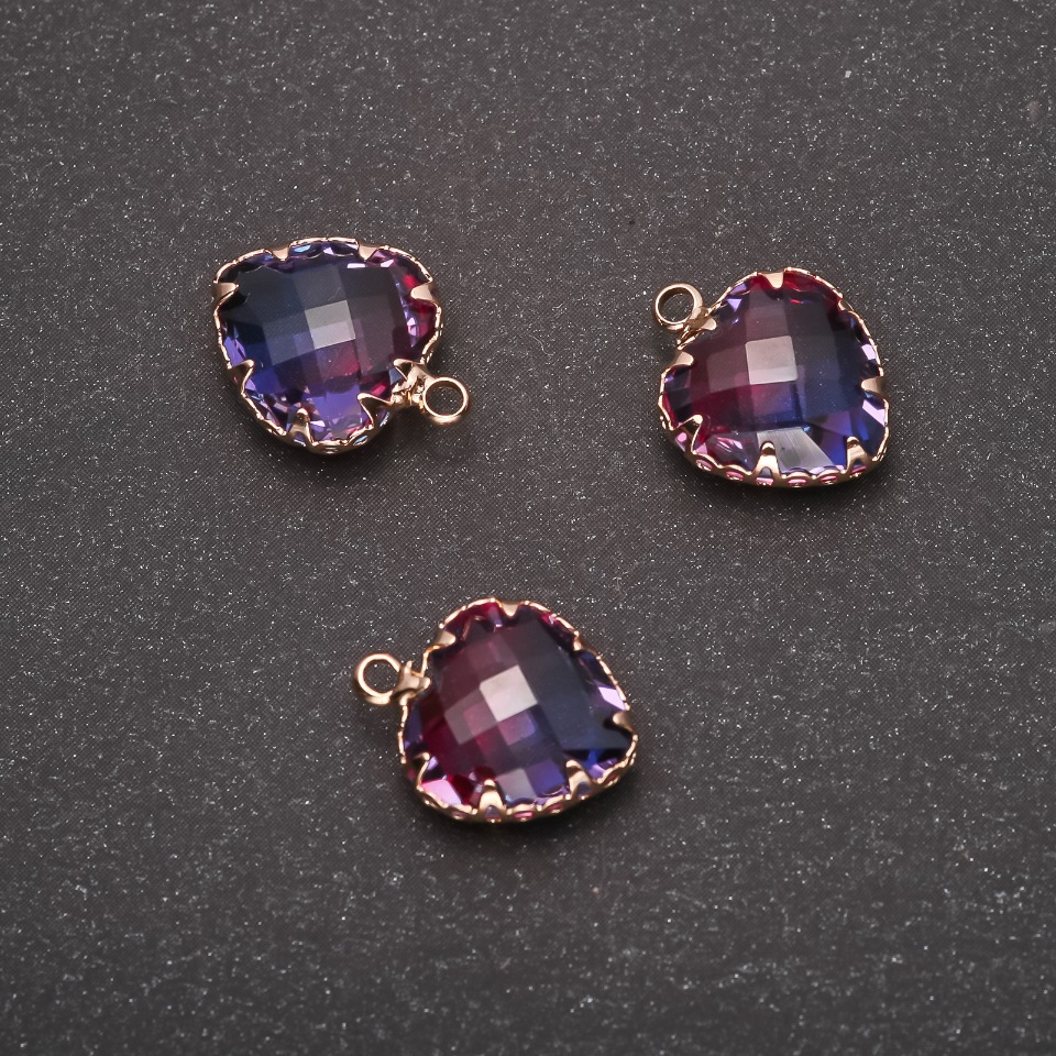 Pandantiv „Inimă” de culoare roșu-zmeură cu nuanțe albastre, montură aurie 12×15 mm