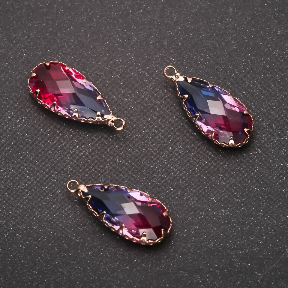 Pandantiv «Picătură» în nuanță albastru-vișiniu, montură aurie 10×24 mm