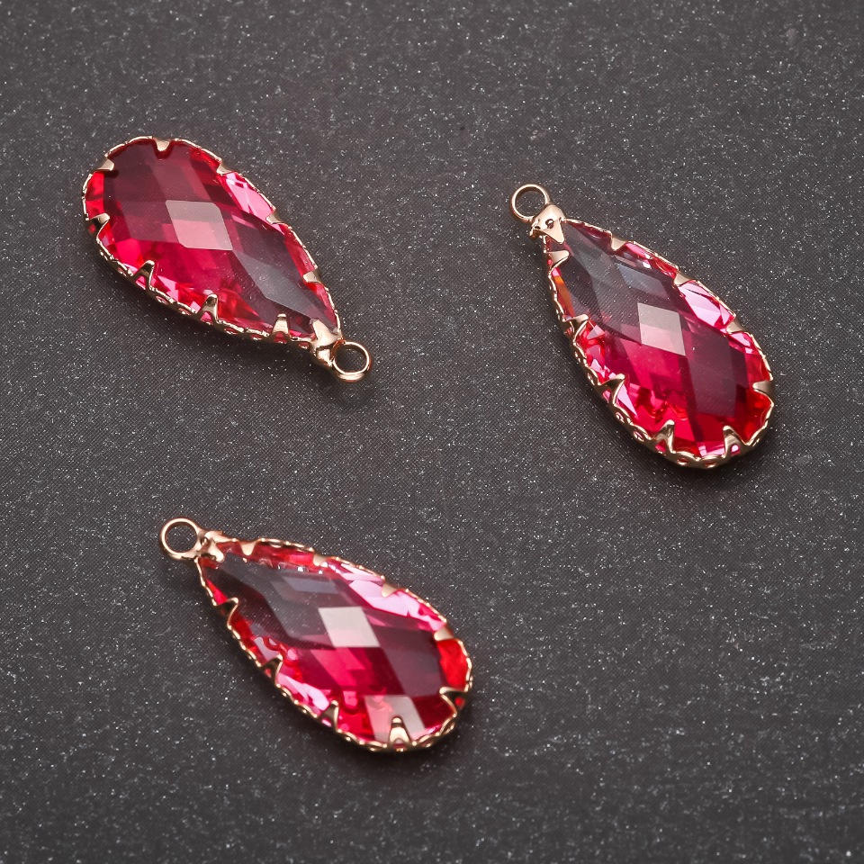 Pandantiv 'Picătură' culoare roz, montură aurie 10×24 mm