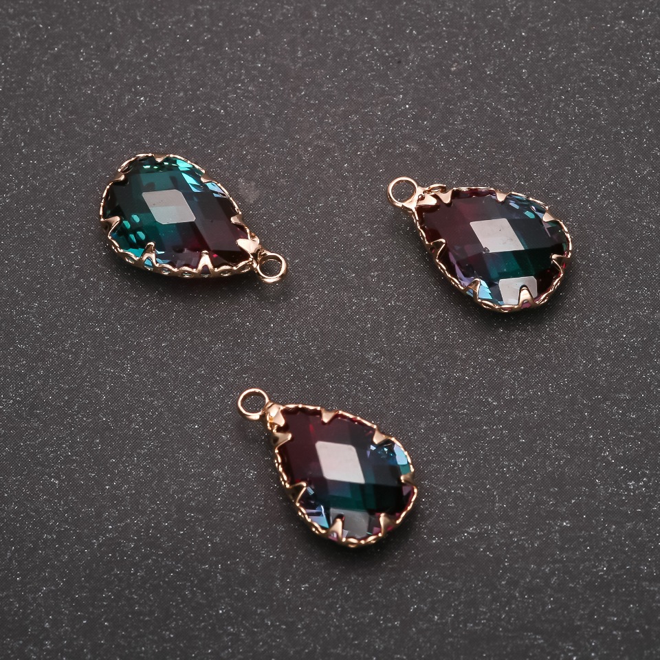 Pandantiv «Picătură» în nuanțe vișiniu-verde, ramă aurie 10×17 mm