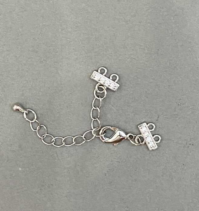 Încuietoare pentru brățări și mărgele pe două fire, cu strasuri și lanț extensor, metal argintiu, diametrul 9×12 mm, lungimea 5 cm
