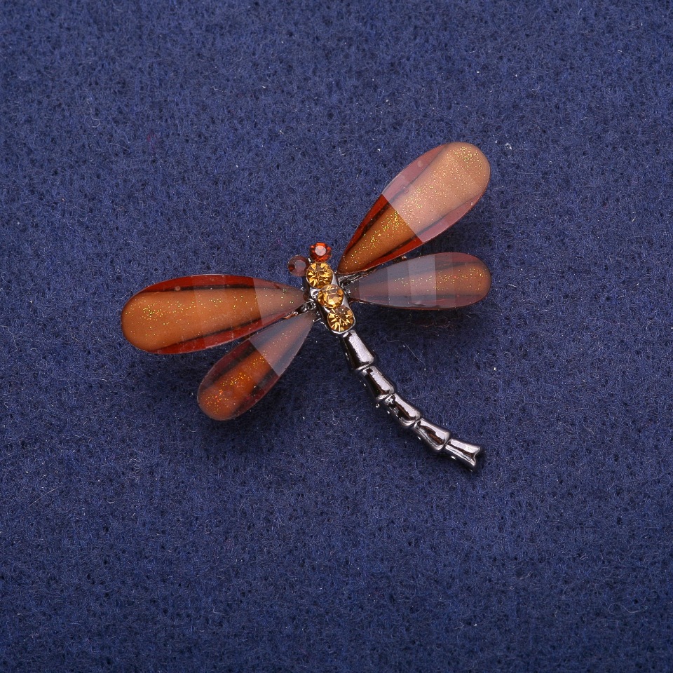Broșă libelulă cu cristale maro, din metal argintiu, 32×43 mm