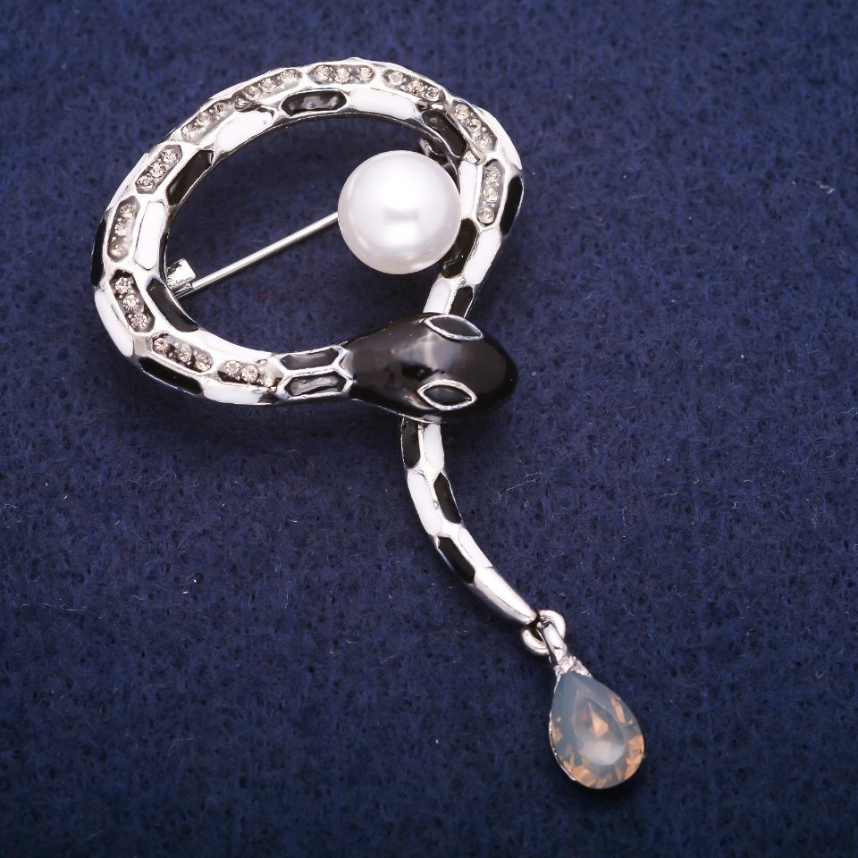 Broșă șarpe emailată cu mărgea centrală și strasuri cenusii din metal argintiu, 37×53 mm