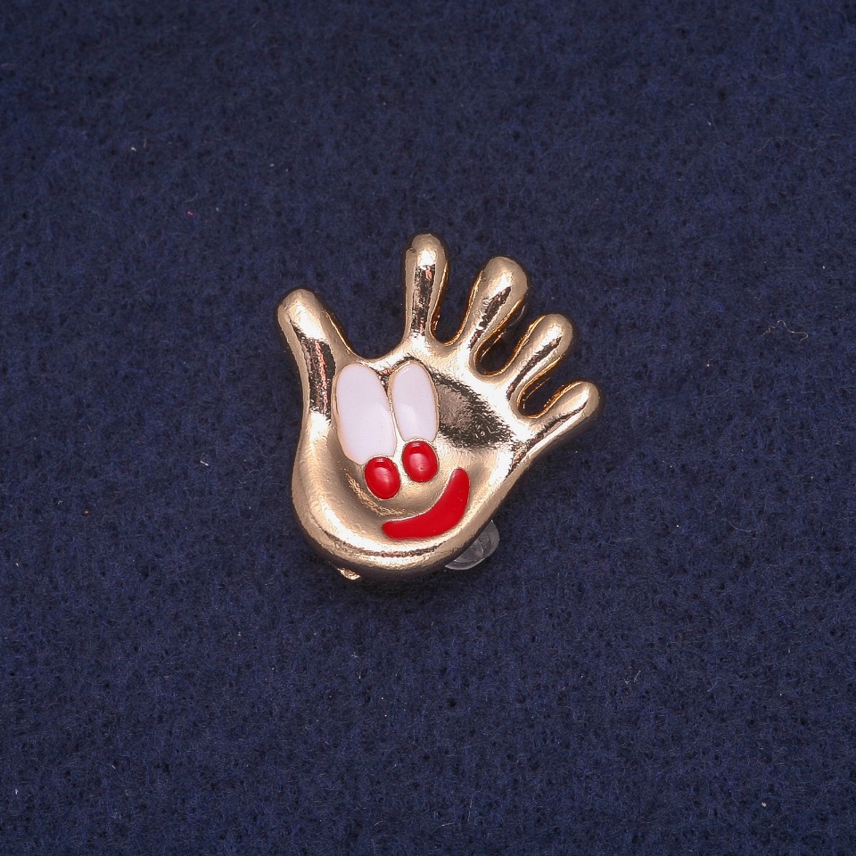 Broșă în formă de palmă, email, metal auriu, 24×25 mm