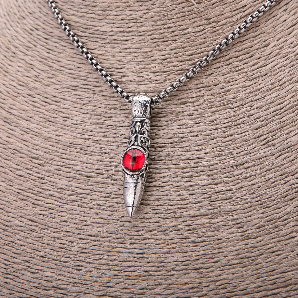 Pandantiv sferic cu ochiul roșu al dragonului, 9×43 mm, pe lanț, lungime 65 cm, culoare argintiu