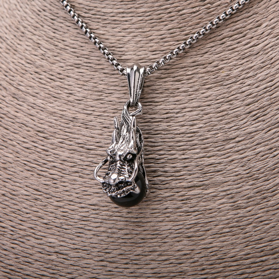 Pandantiv Capul Dragonului și Sfera Neagră, 22x51 mm, pe lanț, lungime 65 cm, culoare argintiu