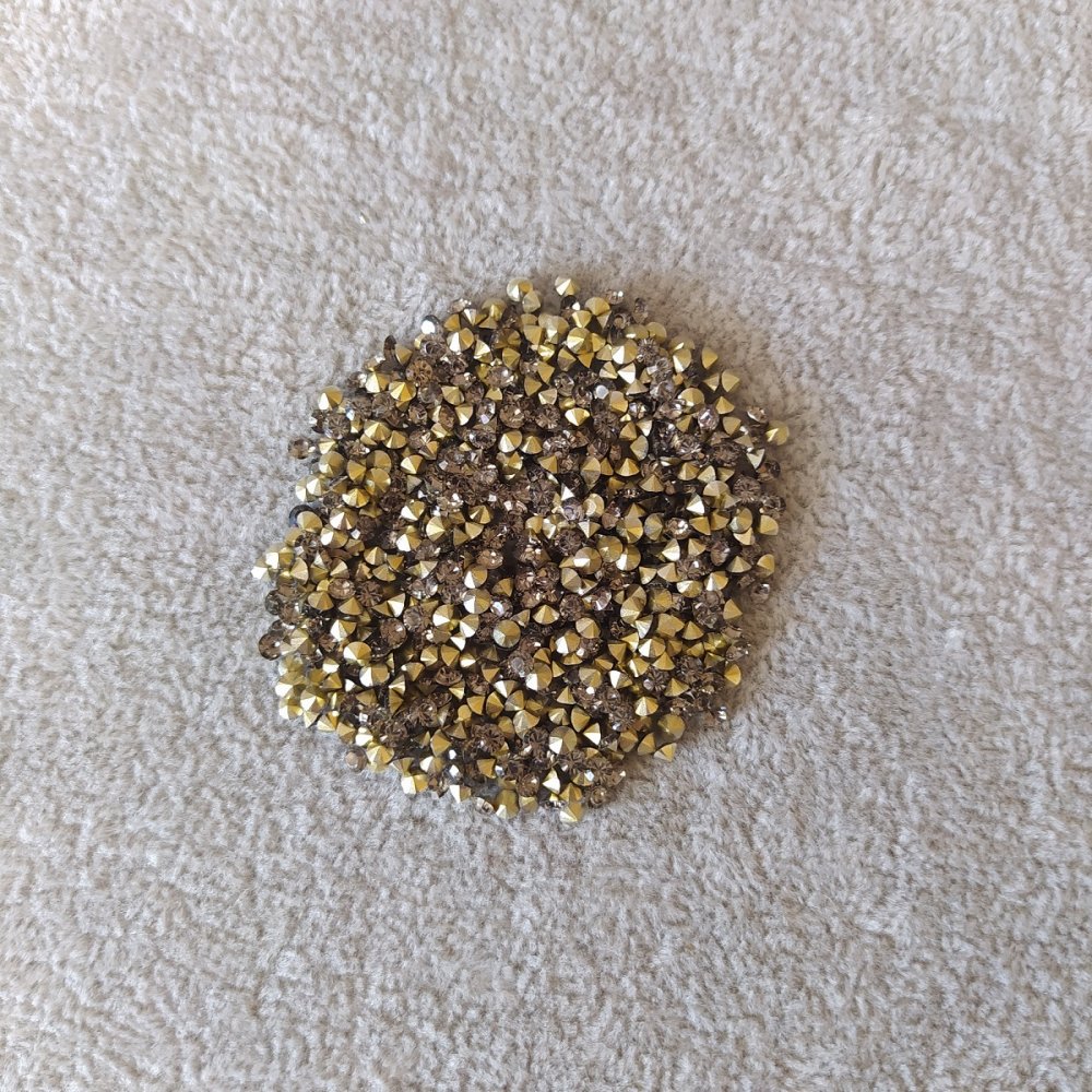 Strasuri – pietre, culoare gri, diametru 3,5 mm (+/-), ambalaj 4 g (+/-)