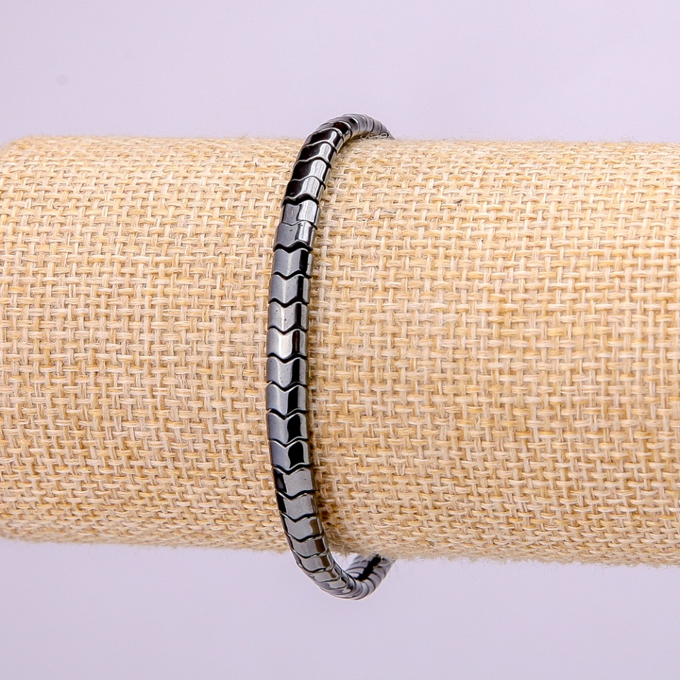 Brățară pe elastic, hematit în formă de zig-zag, diametrul 5x4x3 mm, lungimea 18 cm