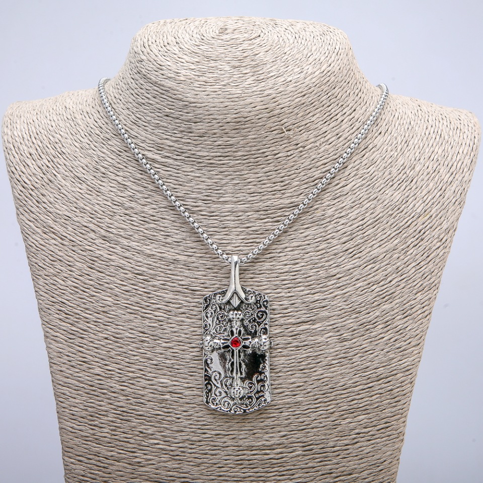 Pandantivul «Crucea» 62×28 mm pe lanț, lungime 70 cm + - metal argintiu