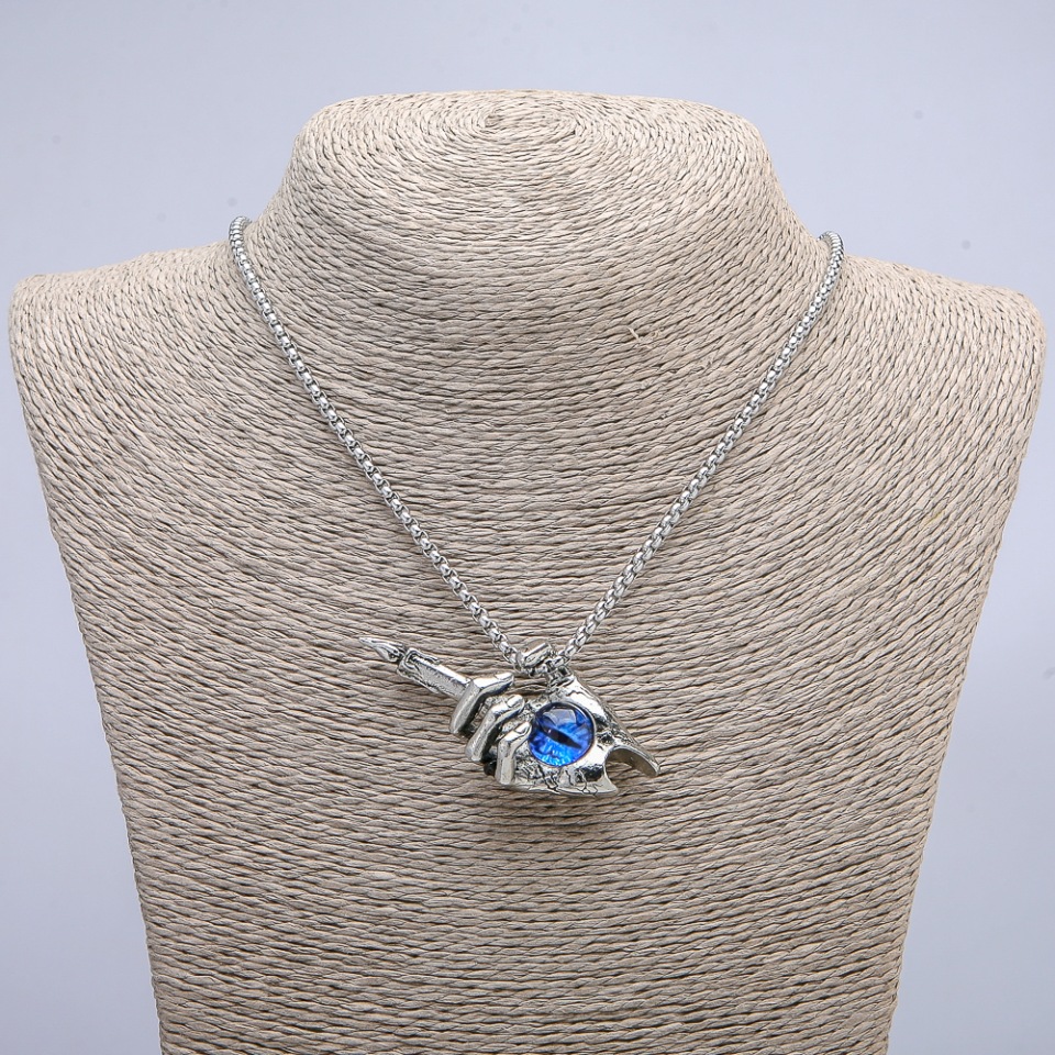 Pandantiv „Mână-candelă Ochiul dragonului” 60×30 mm pe lanț, lungime 70 cm, metal argintiu