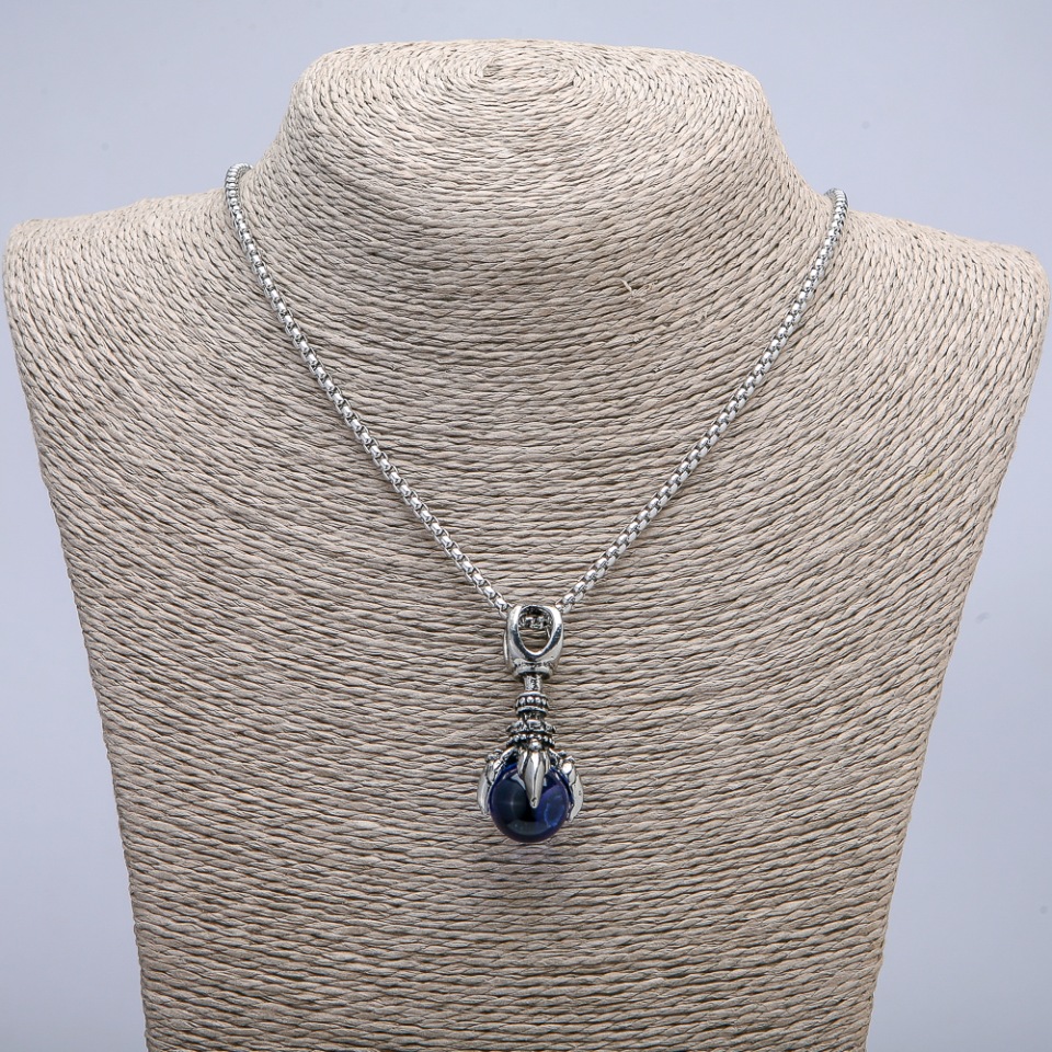 Pandantiv «Lăbuță cu sferă» 45×20 mm pe lanț, lungime 70 cm ± din metal argintiu