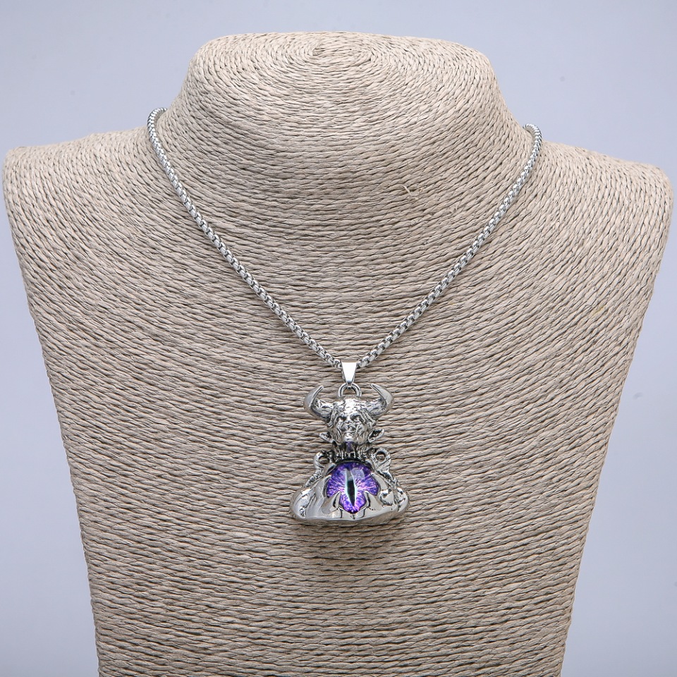 Pandantiv «Demonul cu ochiul dragonului» 45×30 mm pe lanț, lungime 70 cm ± metal argintiu