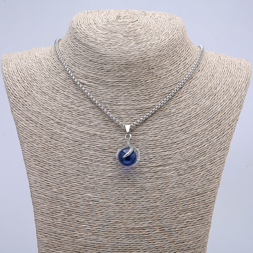 Pandantiv «Sferă în labă» 35×17 mm pe lanț, lungime 70 cm +/- metal argintiu