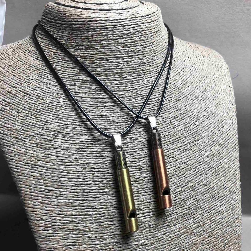 Pandantive pereche: fluier din metal auriu și bronz, 55×8 mm + -, lungime 45–50 cm