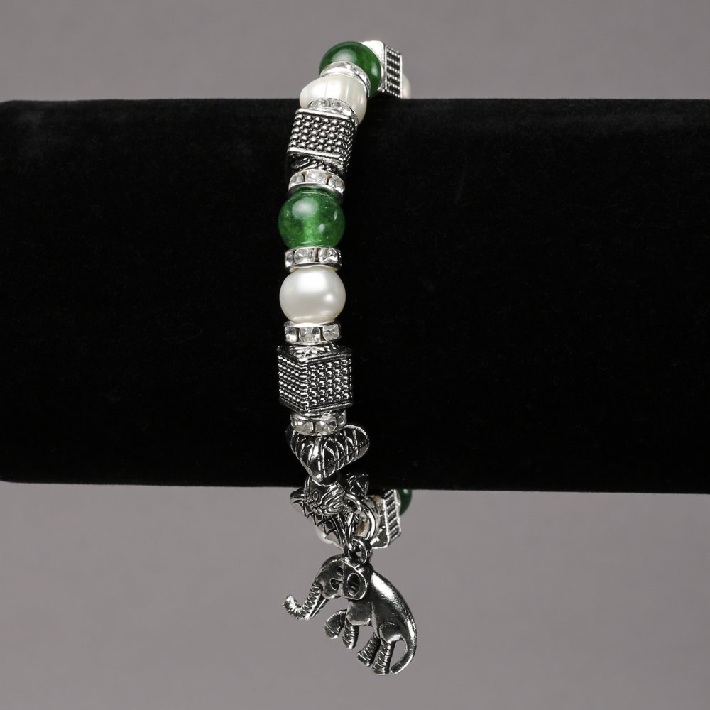 Brățară pe elastic cu perle de râu și chrysoprase, insertii argintii, strasuri și pandantive, diametrul 8 mm ±, lungimea 18 cm ±