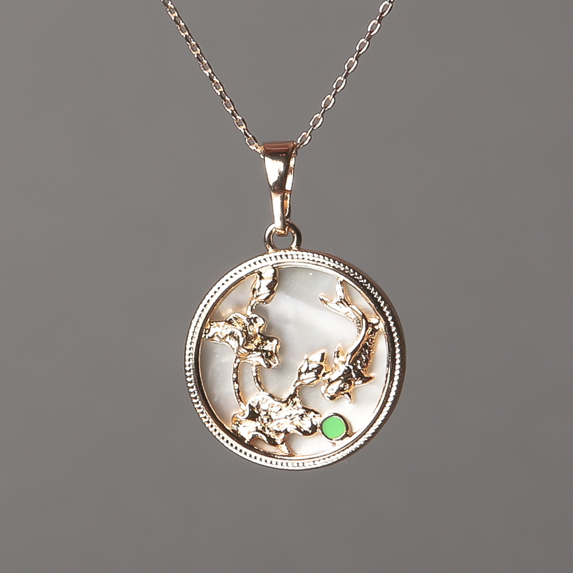 Lanț Xuping placat cu aur 18K cu pandantiv din sidef și email verde, diametru aproximativ 15 mm, grosime 0,5 mm, lungime 48 cm