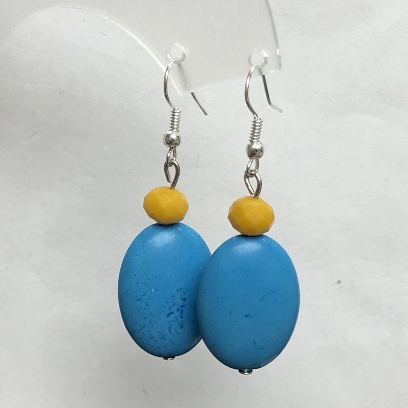 Cercei cu turcoaz albastru, ovale, 18×25 mm, cu rondelle decorative din sticlă 8×6 mm, lungime aproximativă 50 mm