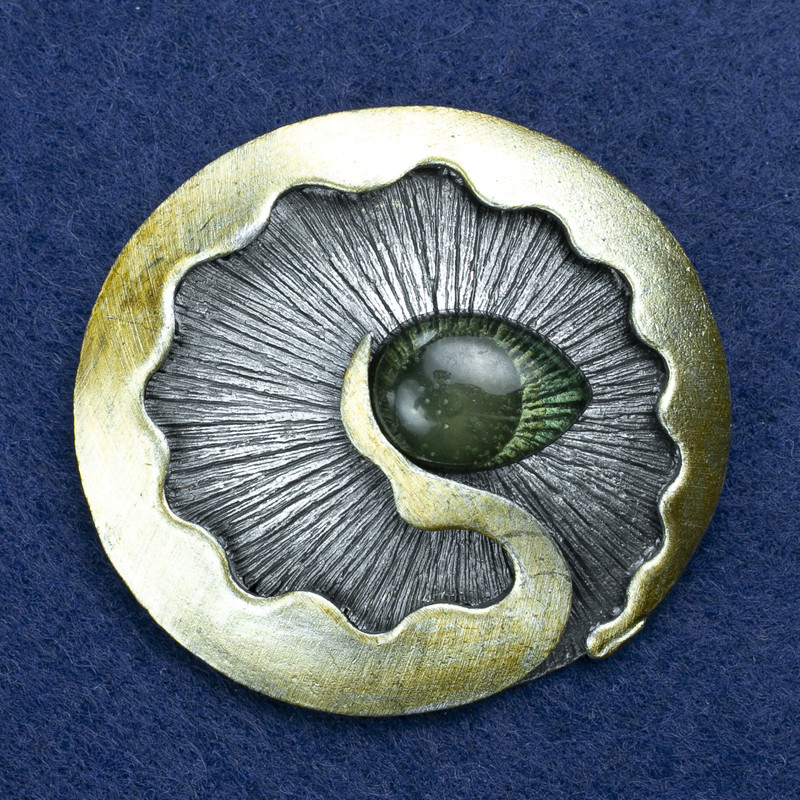 Broșă «Stihia» din metal argintiu cu email și o picătură 52×45 mm +