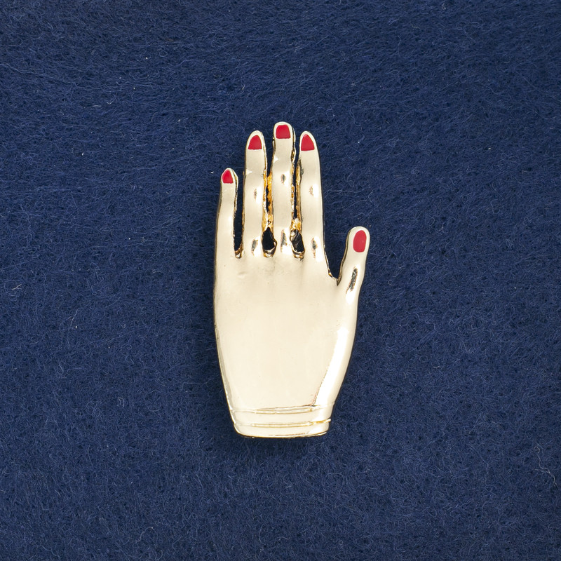 Broșă „Mână” din metal auriu și email, 44×21 mm +