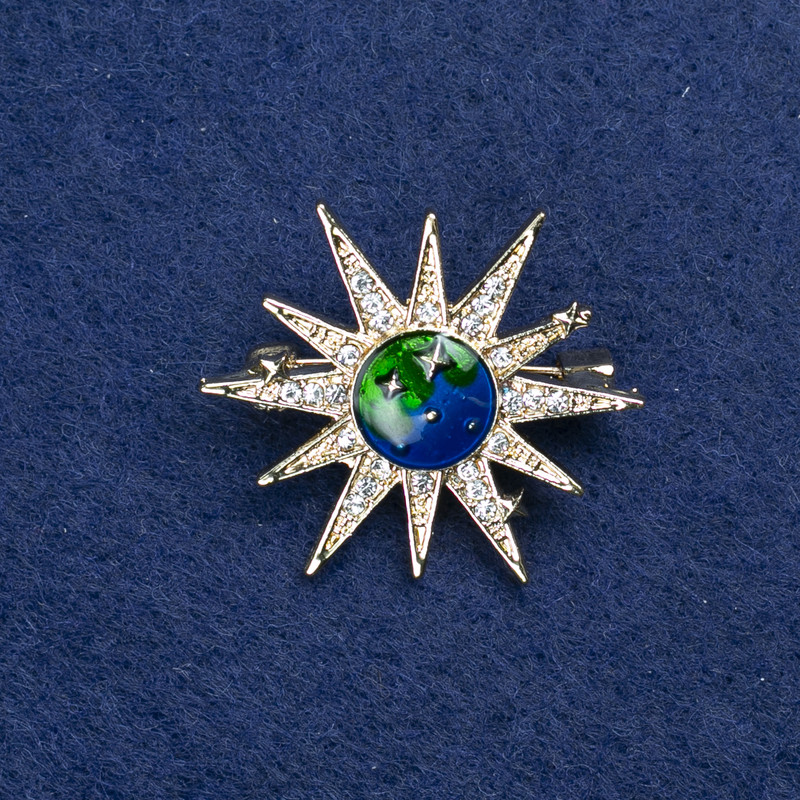 Broșă în formă de stea, din metal auriu, email și strasuri, 32 mm +