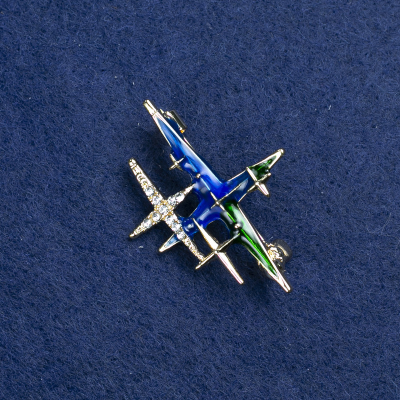 Broșă «Stea» din metal auriu, email și strasuri 38×30 mm +