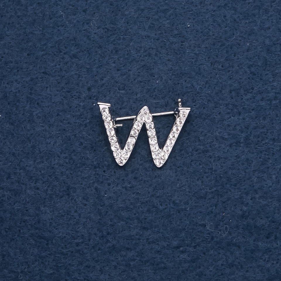 Broșă cu inițială „W” 29×20 mm, culoare metalică argintie