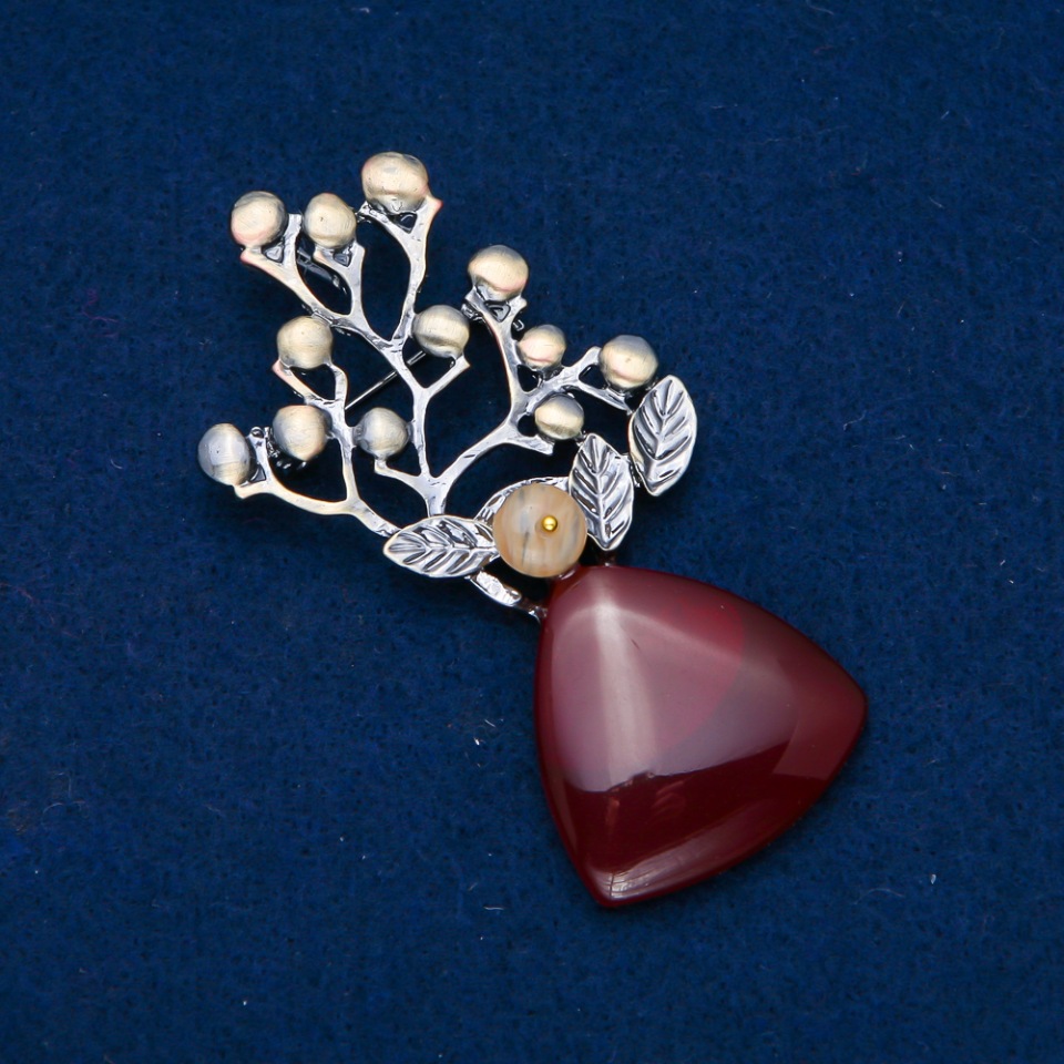 Broșă cu carnelian, 74×32 mm, cu mărgele, metal argintiu cu strat auriu