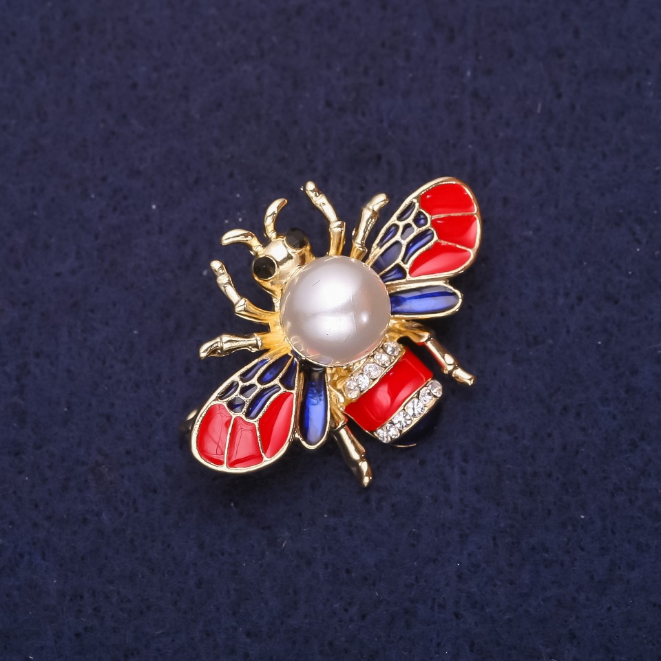 Broșă Albinuța cu mărgele de perlă, strasuri, email, culoare roșu, albastru, alb, 35x25 mm, metal auriu