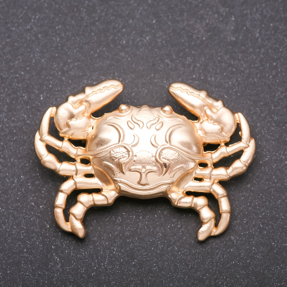 Broșă Crab Regal din metal galben, 54x38 mm