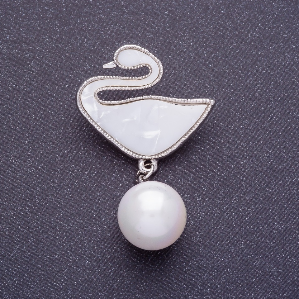 Broșă «Lebădă» în culoare argintie