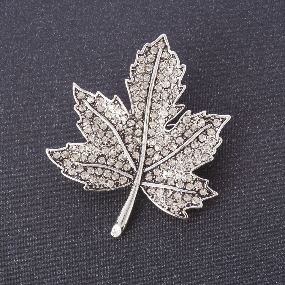 Broșă «Frunză de arțar» flora 4,5 × 4 cm, strasuri albe, culoare metalică argintie