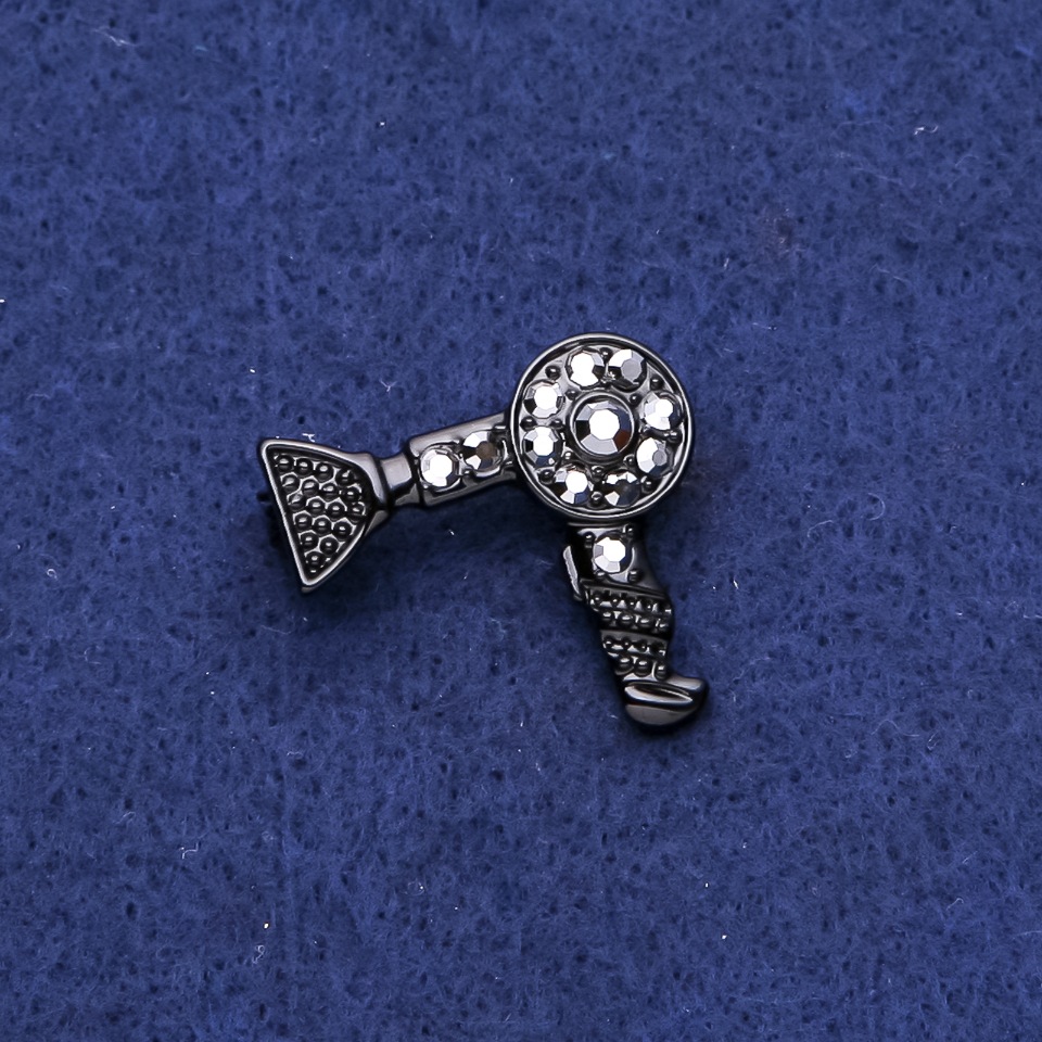 Broșă în formă de uscător de păr cu cristale, metal negru, 25×27 mm
