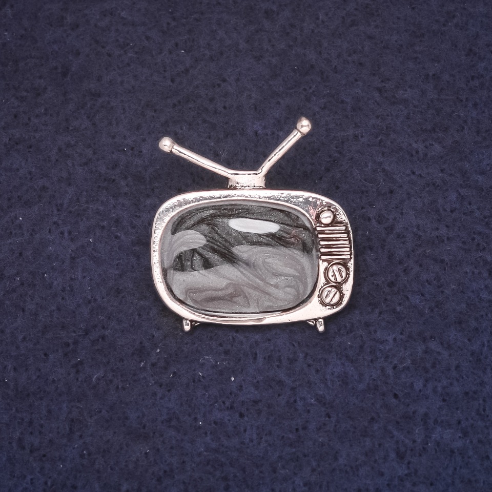 Broșă Televizor 25×28 mm, email negru, metal argintiu