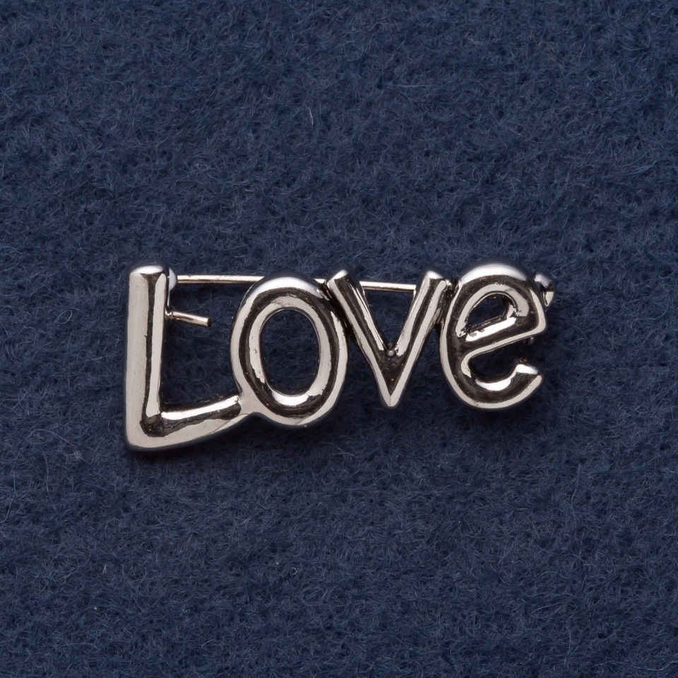 Broșă "LOVE" 3×1,5 cm, metal gri