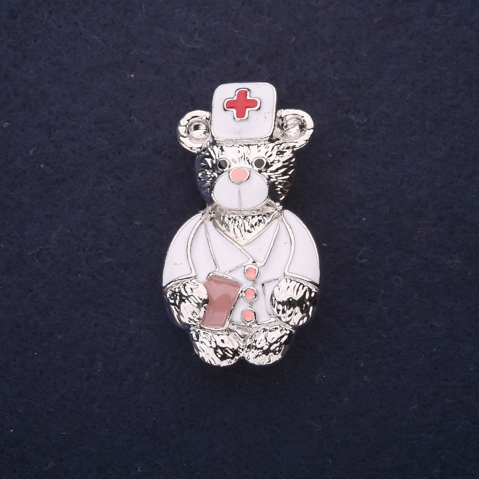 Broșă «Ursuleț Doctor» email, culoare alb-roșu, 40x22 mm, metal argintiu