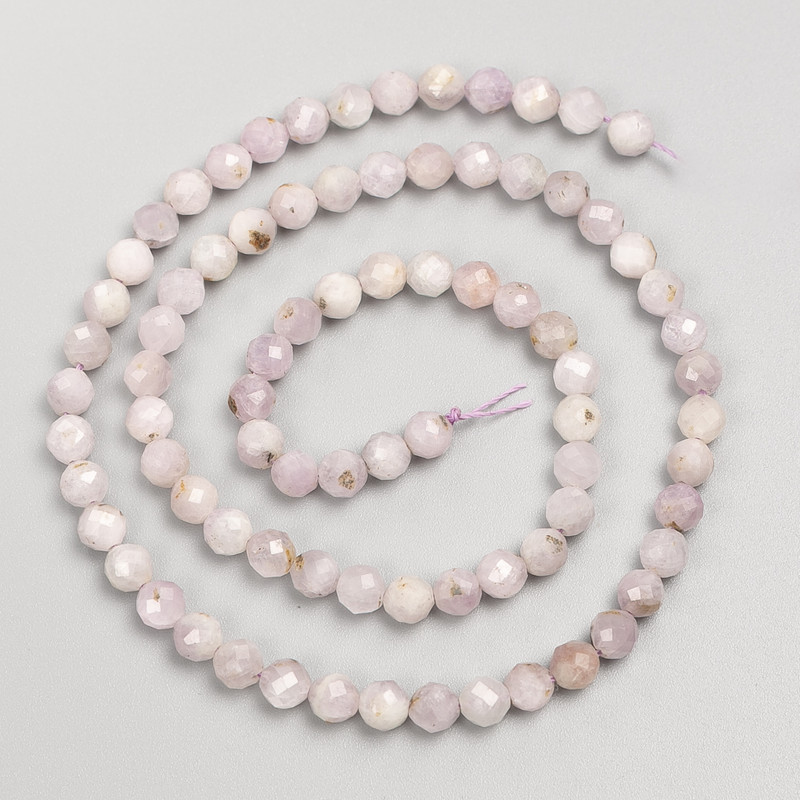 Mărgele din kunzit natural, sferice fațetate, pe șnur, diametrul 4,5-5 mm, lungime 38 cm+