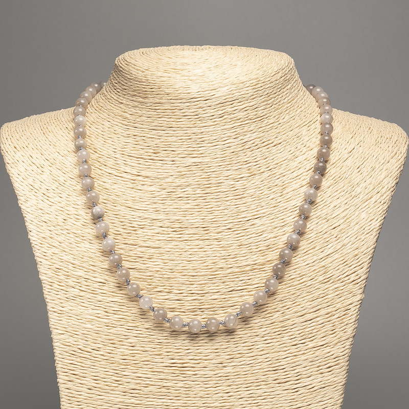 Colier «Labrador» bile lucioase, diametru de aproximativ 6 mm, lungime de aproximativ 50 cm, din nefrit alb sintetic vopsit