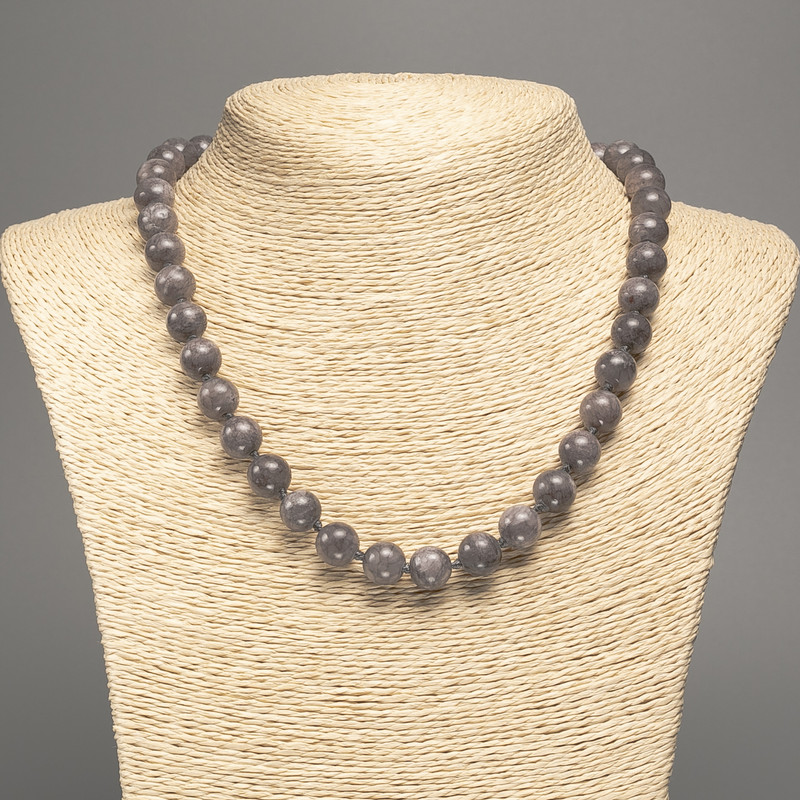 Colier «Lavrikit» cu bile lucioase, diametrul de 10 mm, lungime 50 cm +/- din nefrit alb (colorat sintetic)