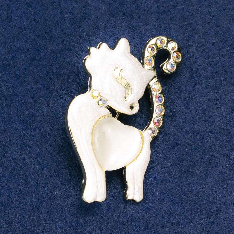 Broșă în formă de pisicuță, sidef alb, cu strasuri schimbătoare de culoare, metal auriu 47×28 mm
