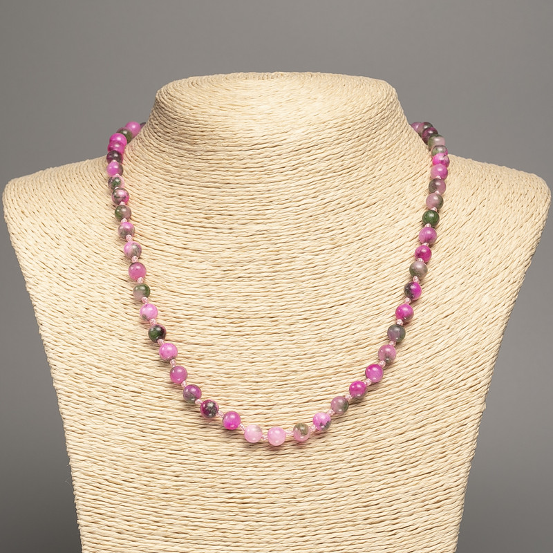 Colier din mărgele alb-verde-zmeuriu 'Culorile verii', bile lucioase, diametru 6 mm, lungime aproximativă 50 cm, din nefrit alb (colorat sintetic)