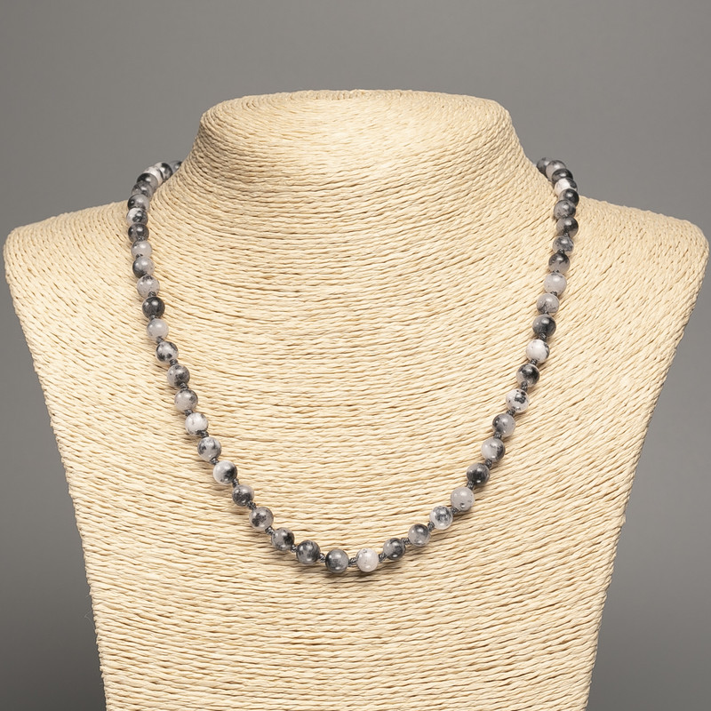 Colier «Culorile verii» alb-gri, mărgele netede, diametru 6 mm ±, lungime 50 cm ±, din nefrit alb (nefrit sintetic vopsit)