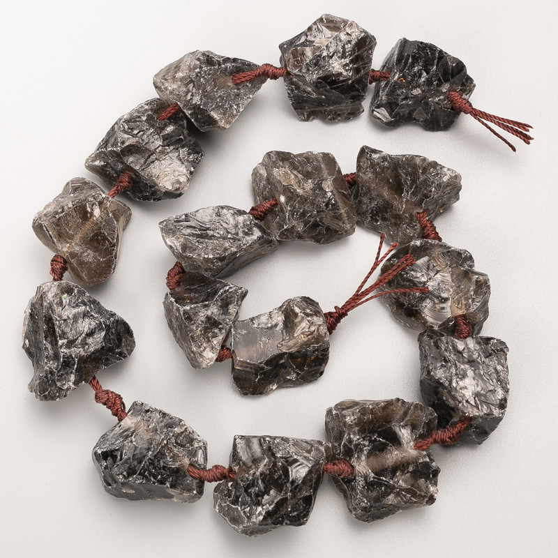 Mărgele de topaz fumuriu, piatră naturală neprelucrată, montate pe un șnur, dimensiune 25x27 mm ±, lungime 42 cm ±