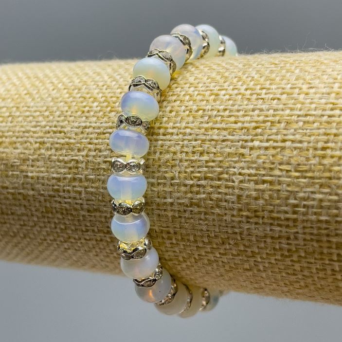 Brățară din piatră lunară sintetică, în formă de rondele netede, diametrul 8×5 mm, lungime 18 cm (elastică), cu strasuri albe